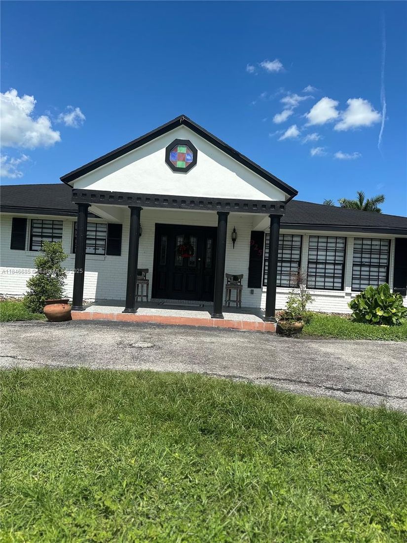 Exterior, Facade, Ranch