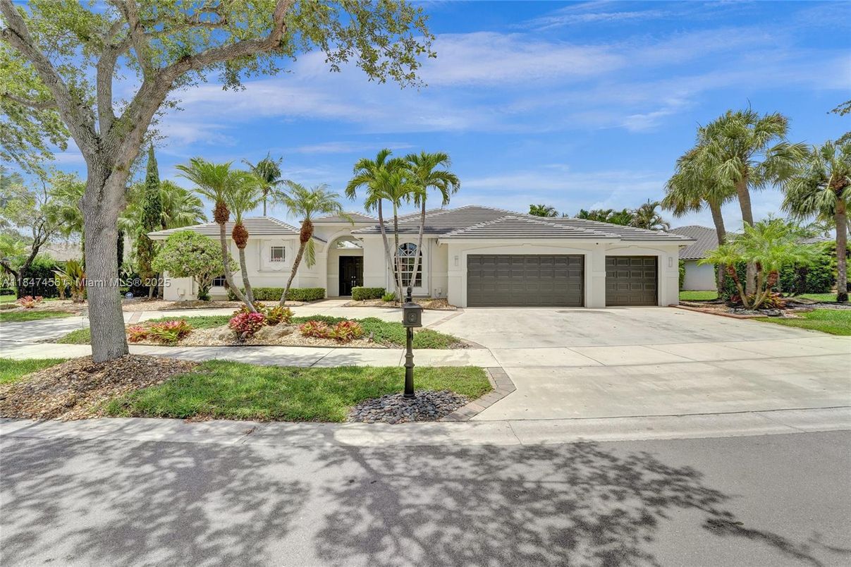 Attached, Exterior, Facade, Ranch