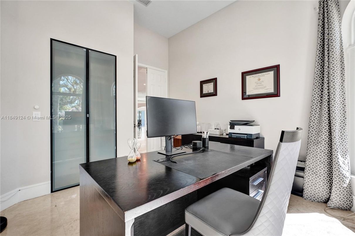 Home Office, Interior