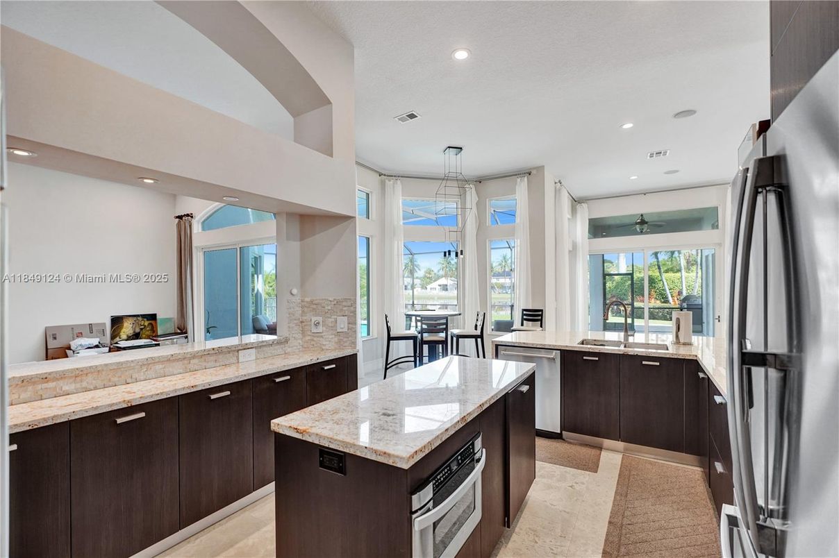Dining room, Interior, Kitchen, Pendant Lights, Recessed Lighting, Stainless Steel Appliances