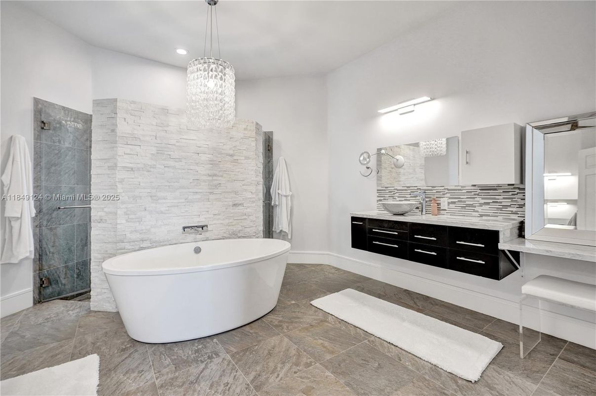 Bathroom, Free Standing Baths, Interior, Pendant Lights, Recessed Lighting