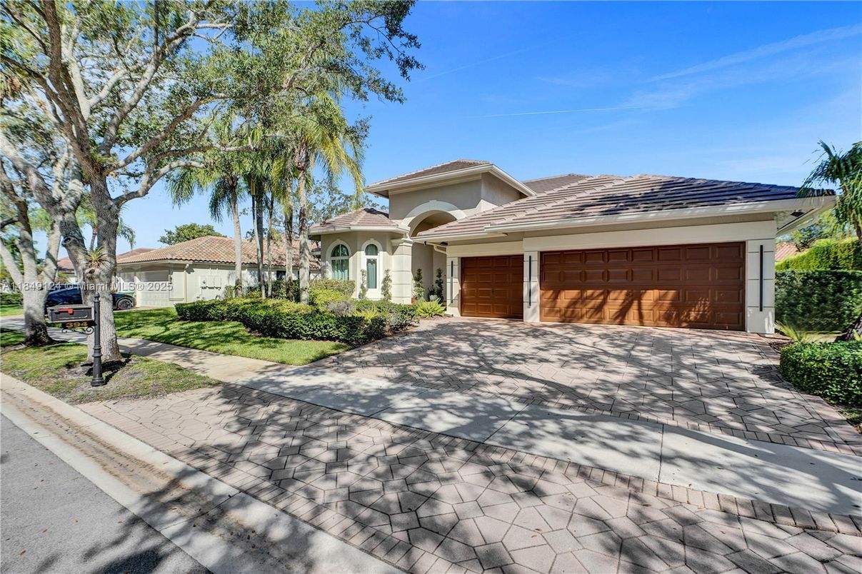 Attached, Exterior, Facade, Mediterranean