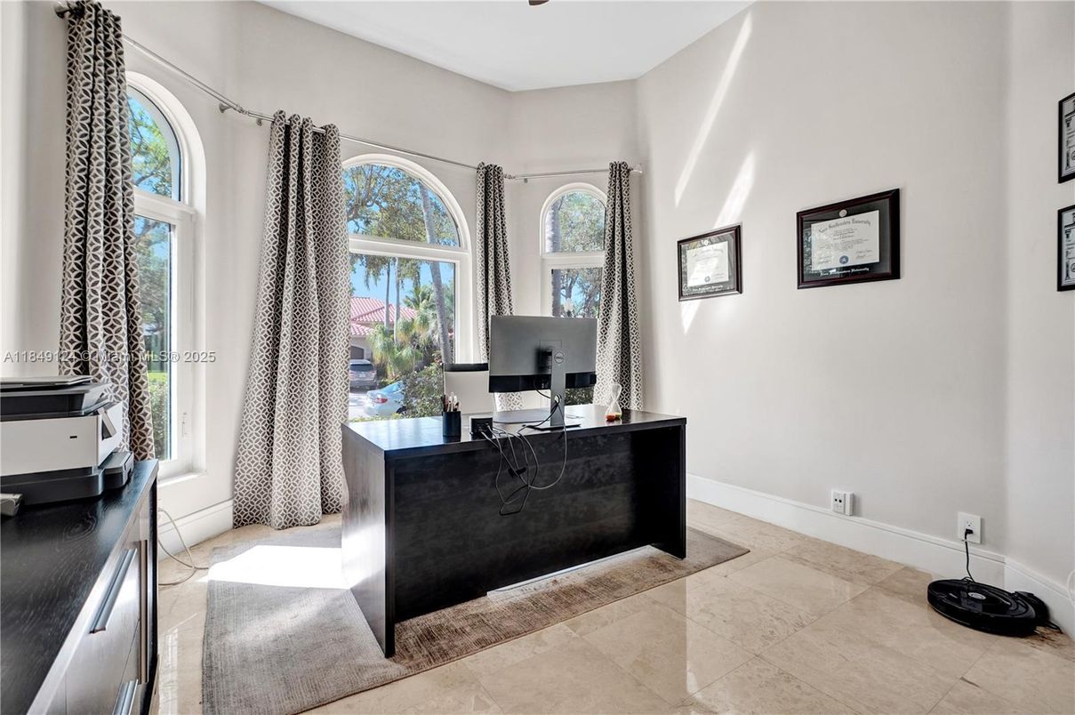 Home Office, Interior