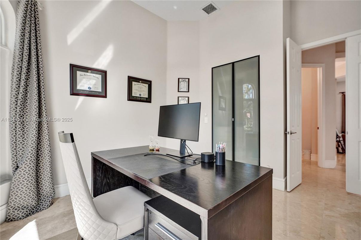 Home Office, Interior