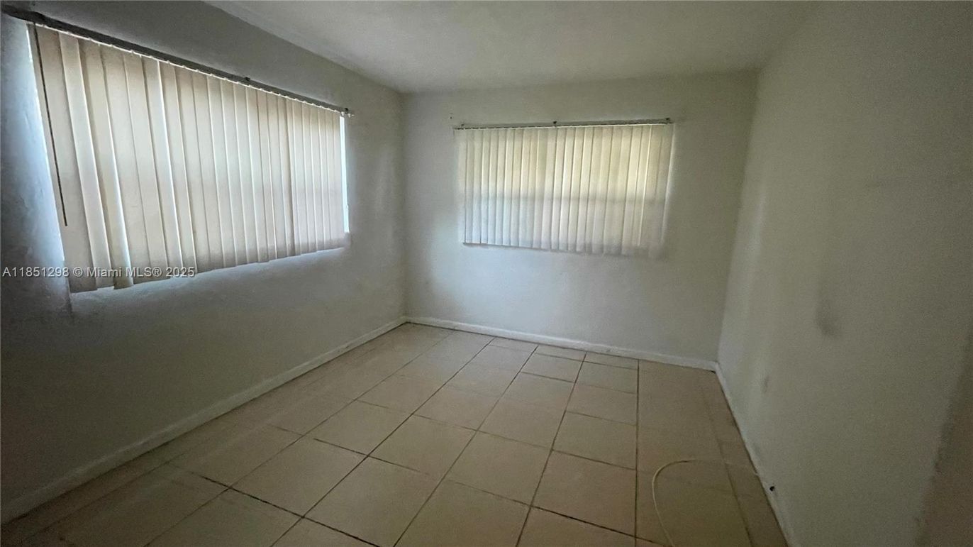 Empty room, Interior