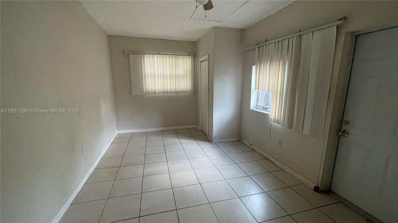 Empty room, Interior