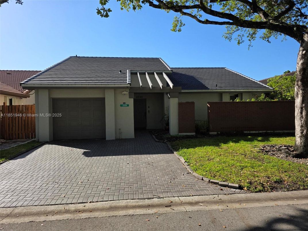 Attached, Exterior, Facade, Ranch