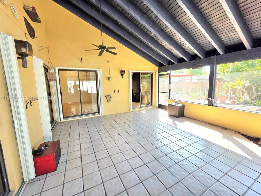 Empty room, Interior, Wooden Ceilings