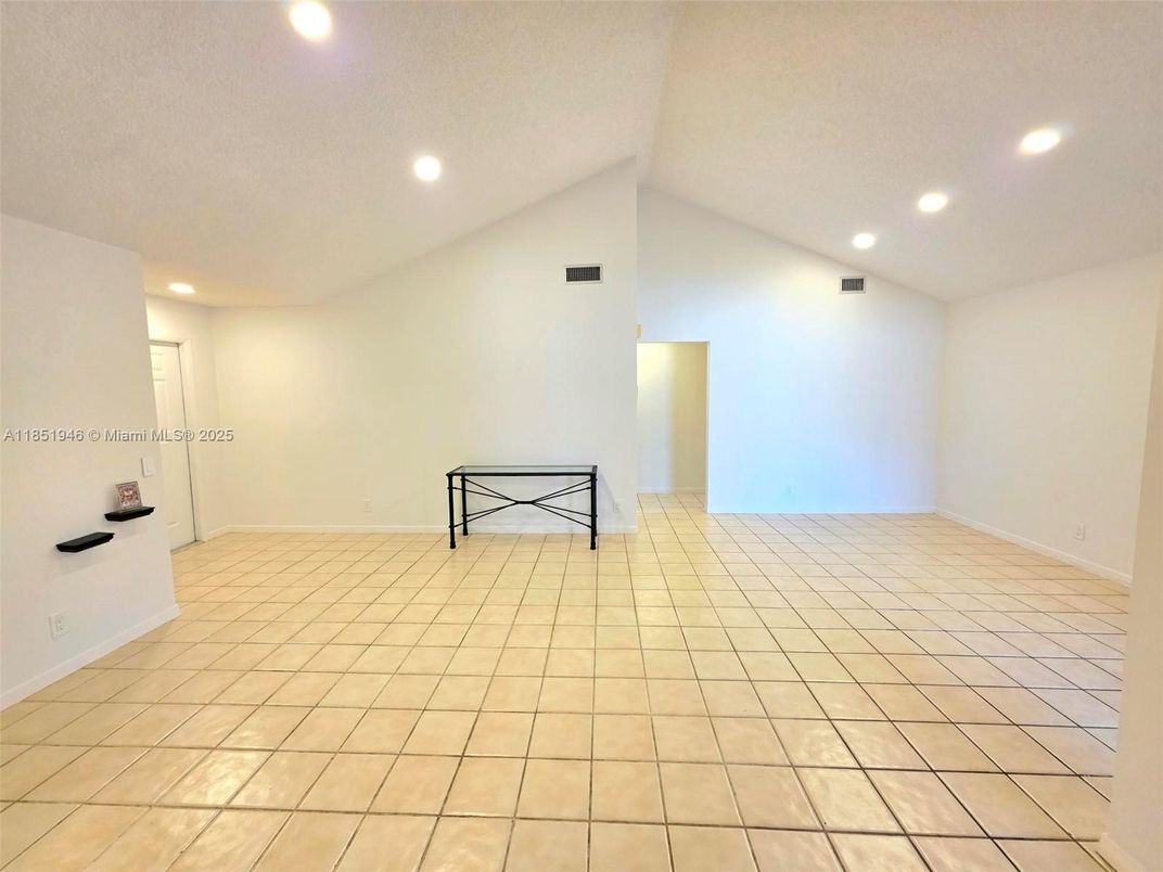 Empty room, Interior, Recessed Lighting