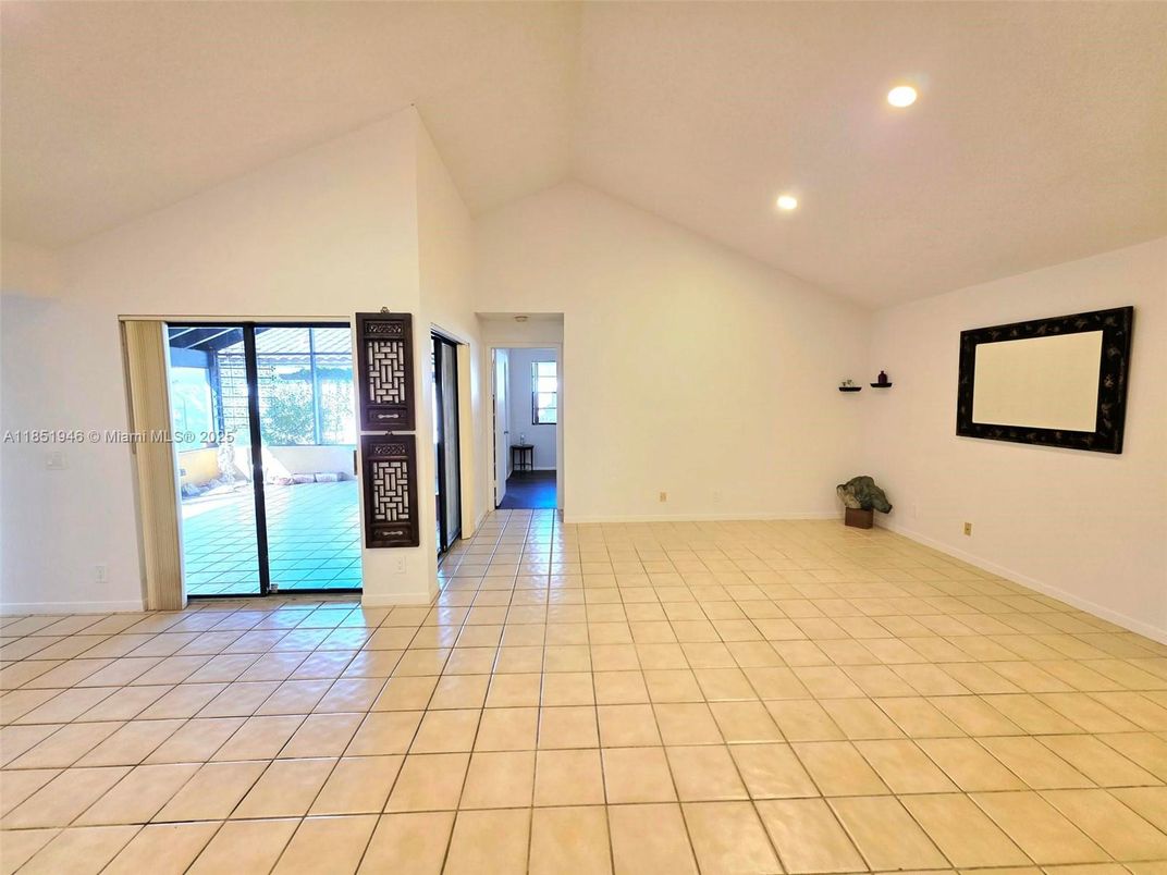 Empty room, Interior, Recessed Lighting