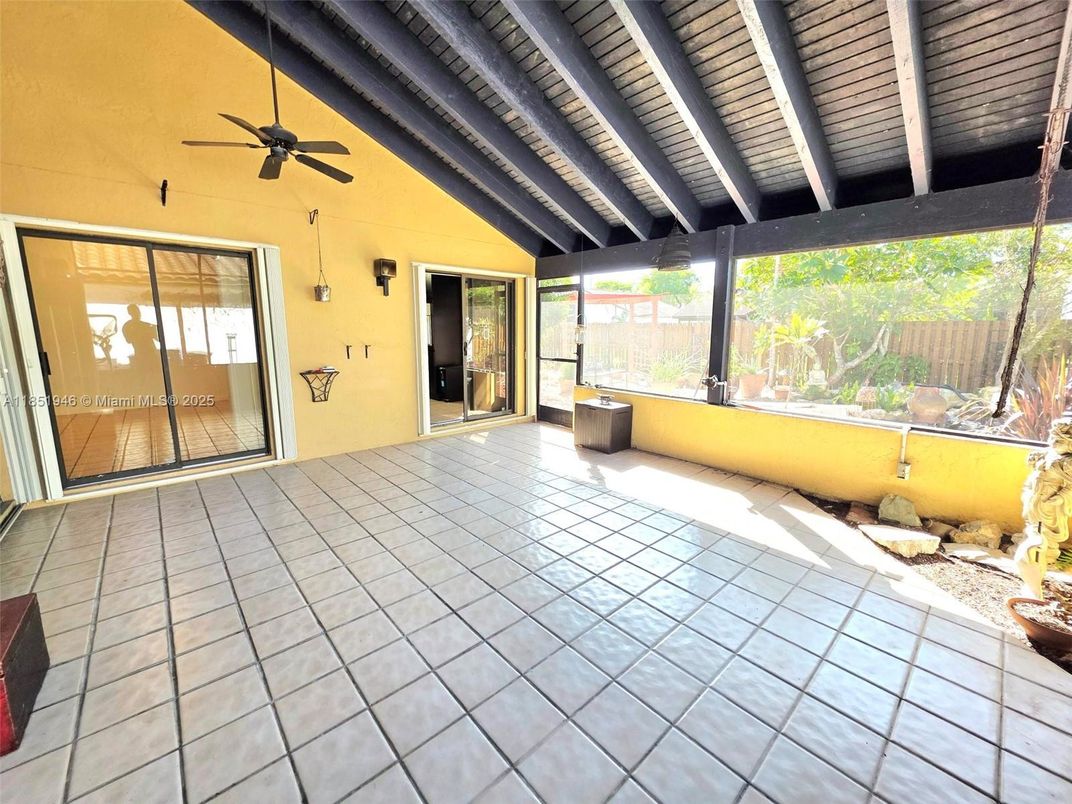 Empty room, Interior, Sun Room, Wooden Ceilings