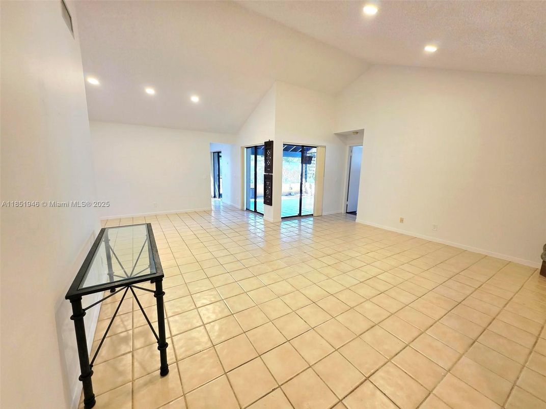 Empty room, Interior, Recessed Lighting