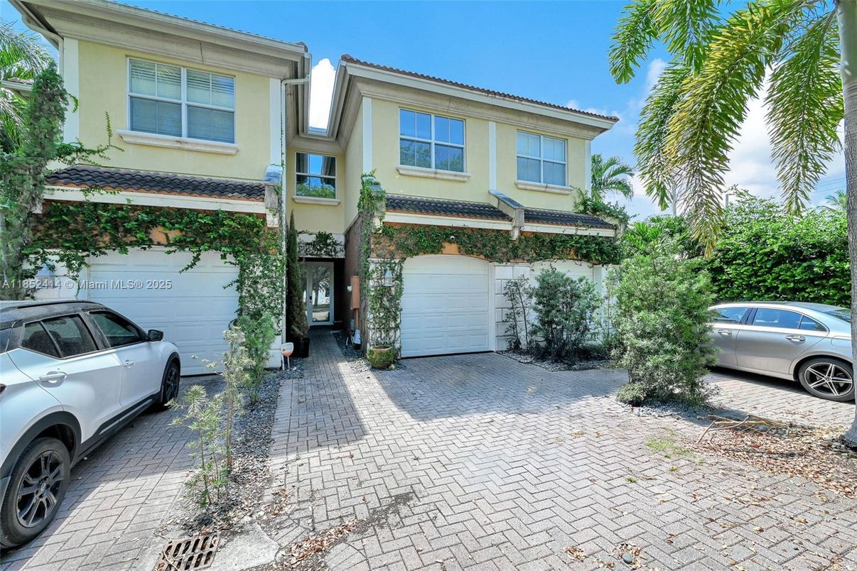 Attached, Exterior, Facade, Rowhouse