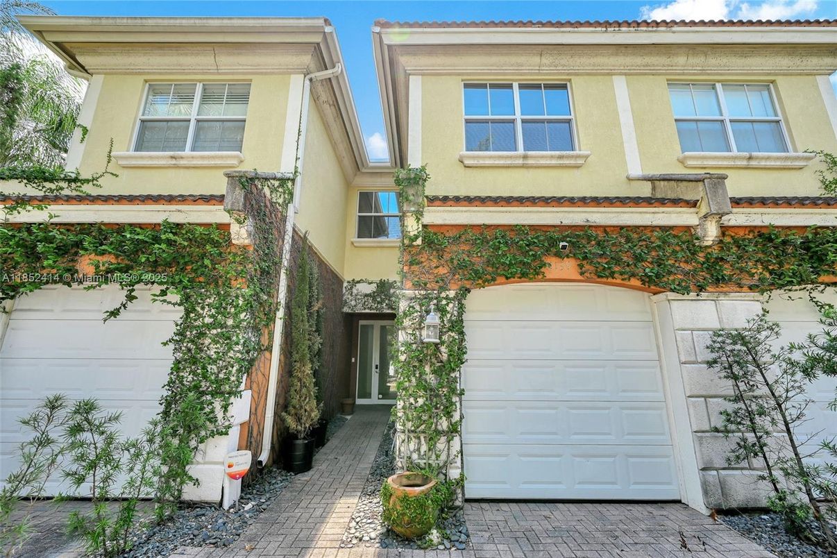 Attached, Exterior, Facade, Mediterranean