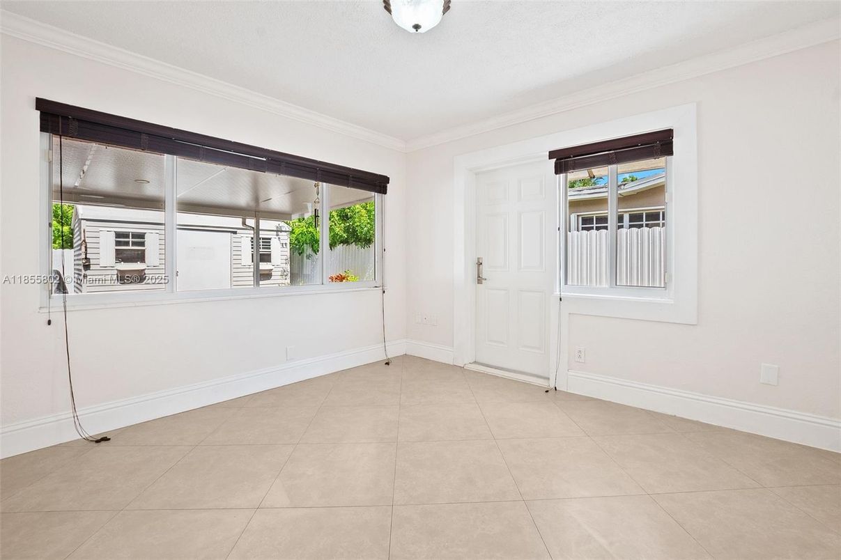 Empty room, Interior