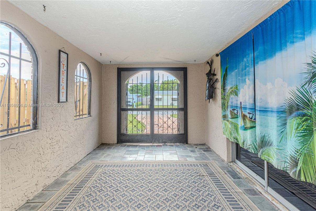 Empty room, Interior