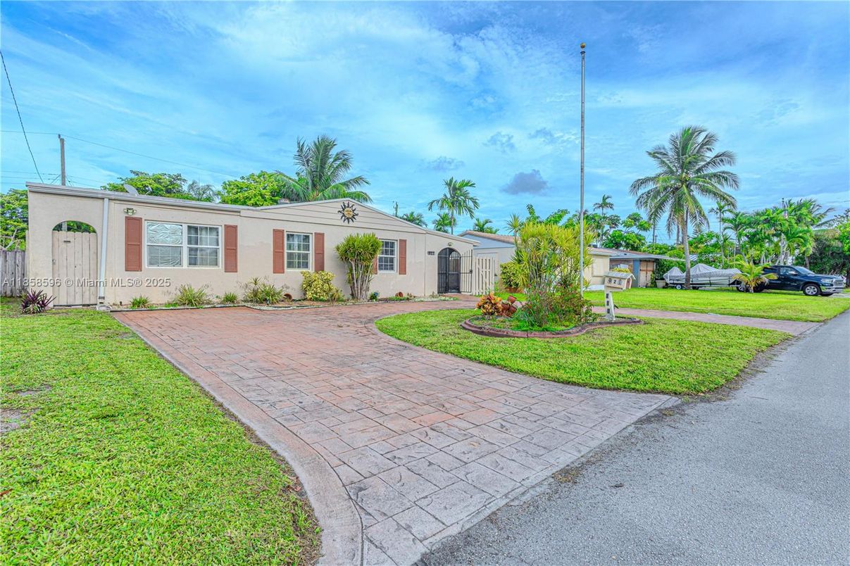 Backyard, Exterior, Facade, Ranch