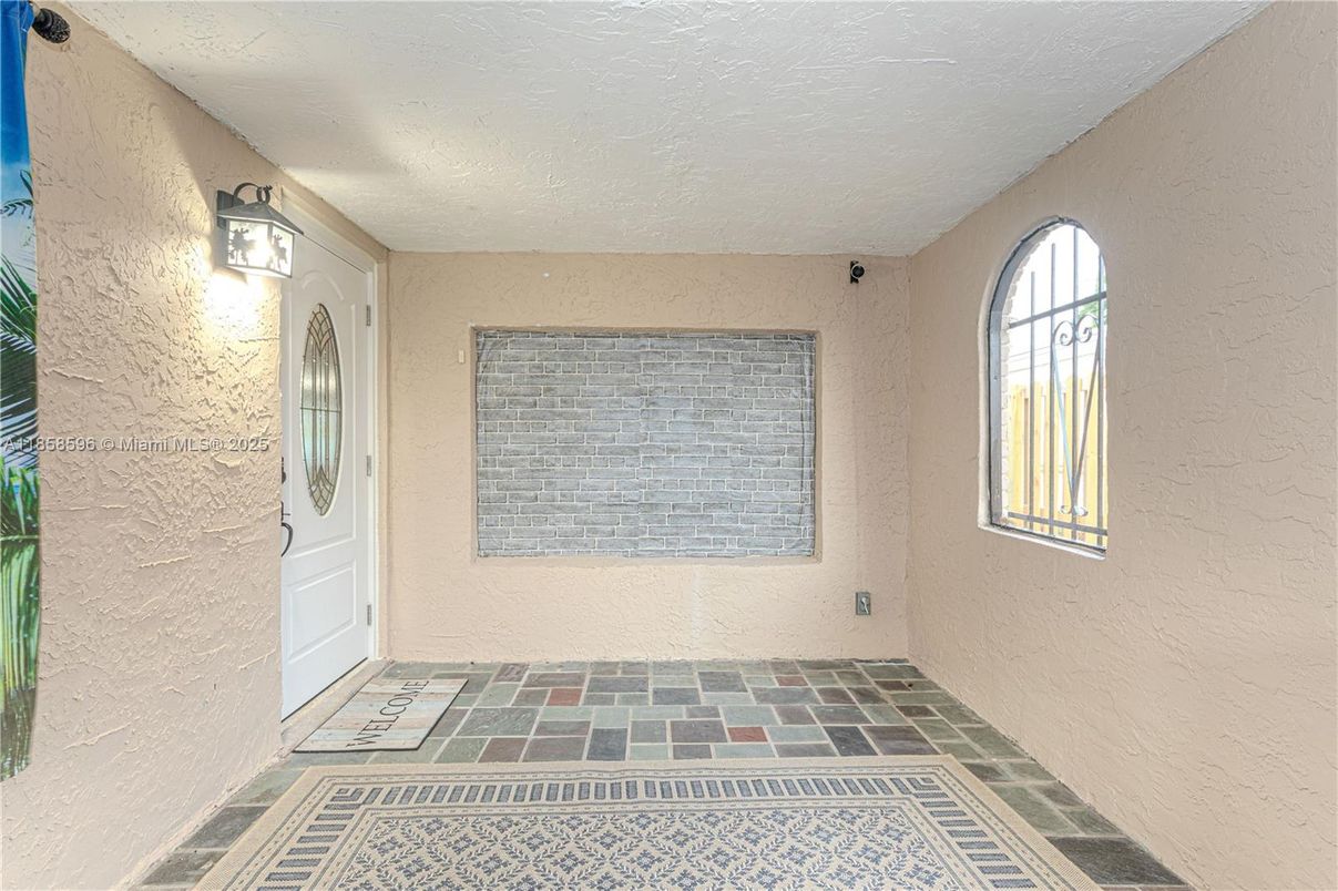 Empty room, Interior