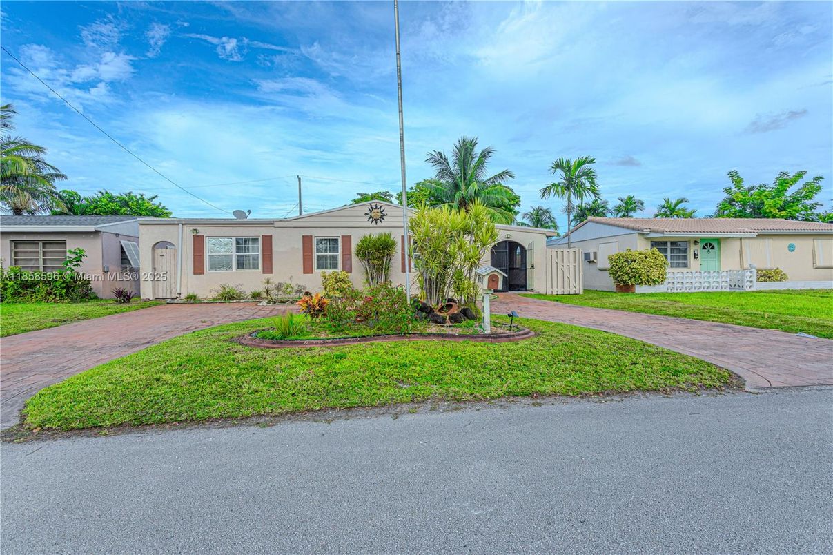 Backyard, Exterior, Facade, Ranch