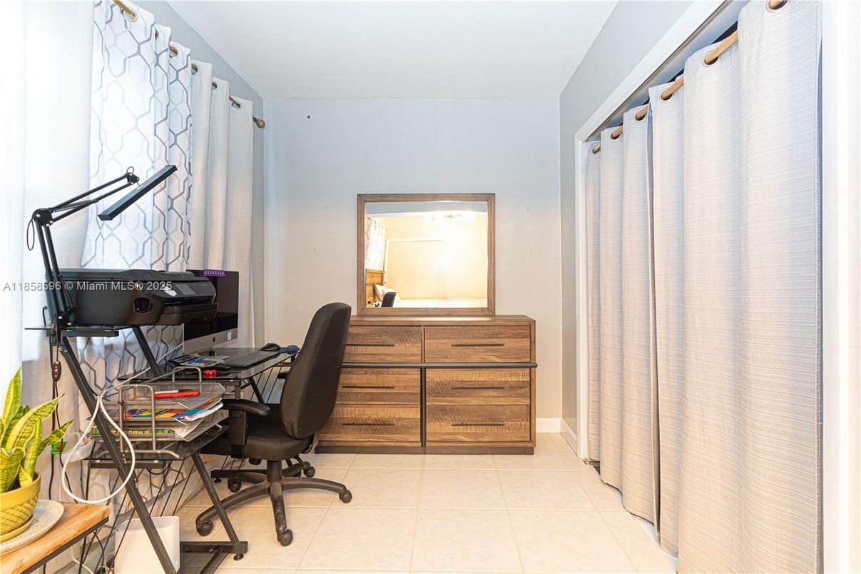 Home Office, Interior