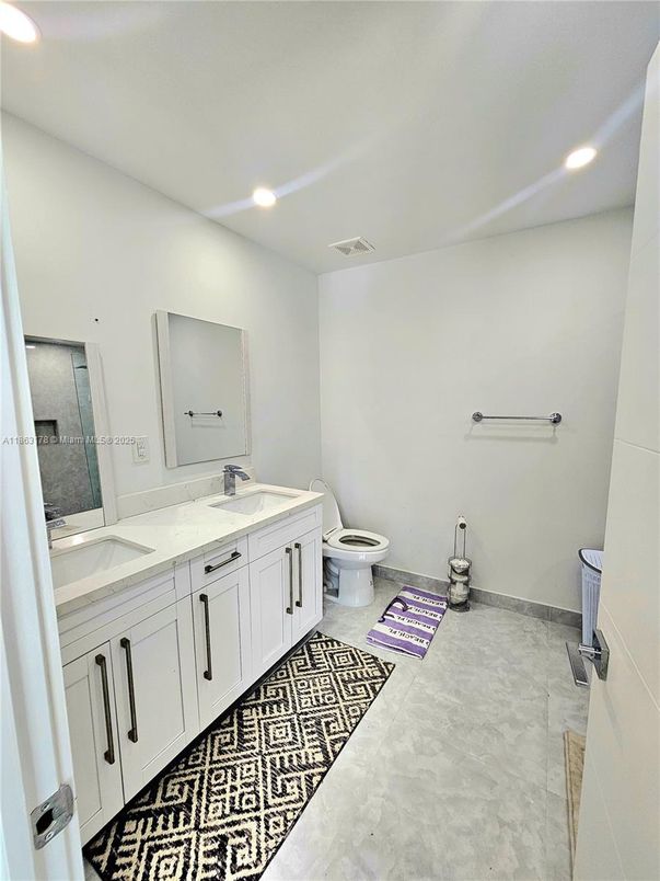 Bathroom, Dual Sink Vanities, Interior, Recessed Lighting