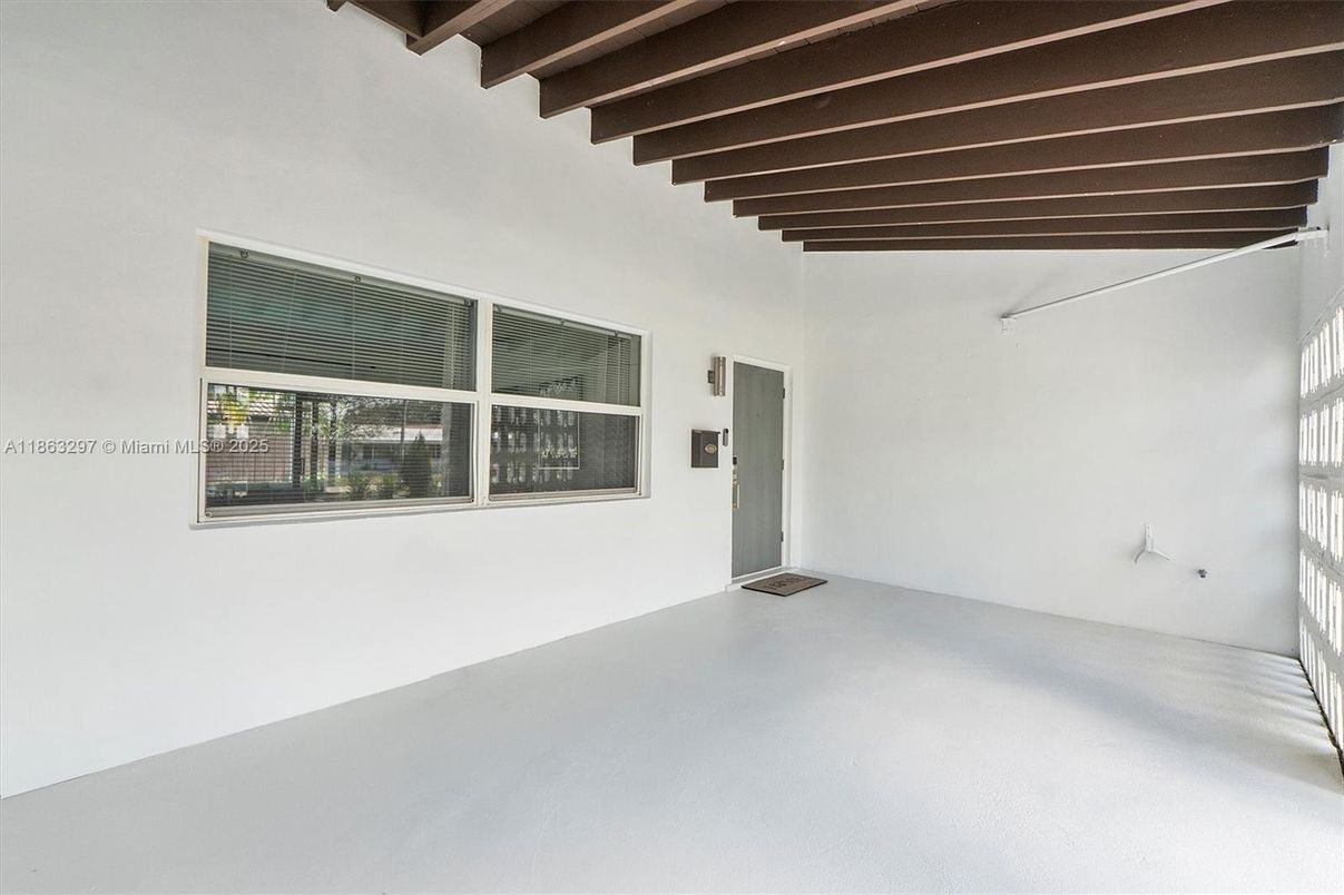 Empty room, Interior, Wooden Beams