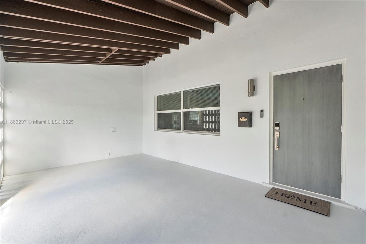 Empty room, Interior, Wooden Beams