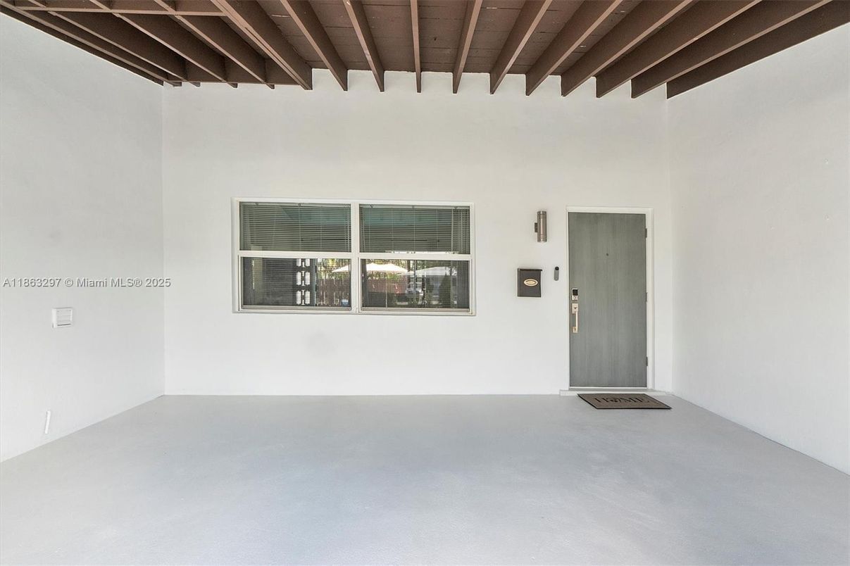 Empty room, Interior, Wooden Beams, Wooden Ceilings