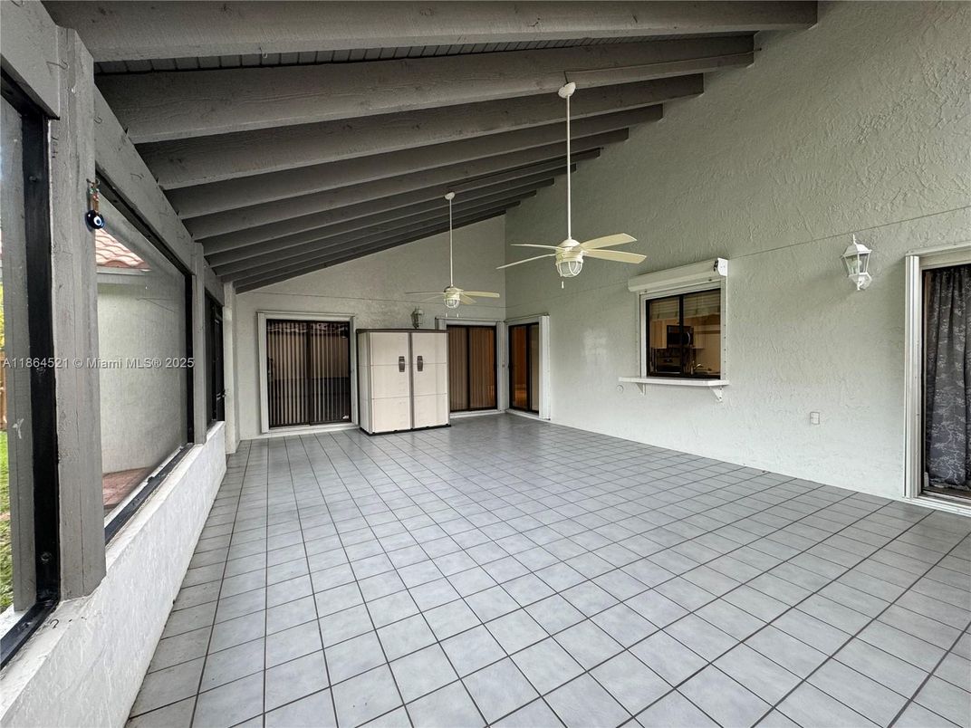 Empty room, Interior, Wooden Beams