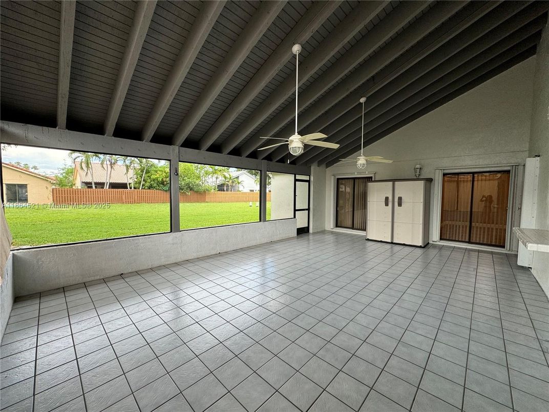 Empty room, Interior