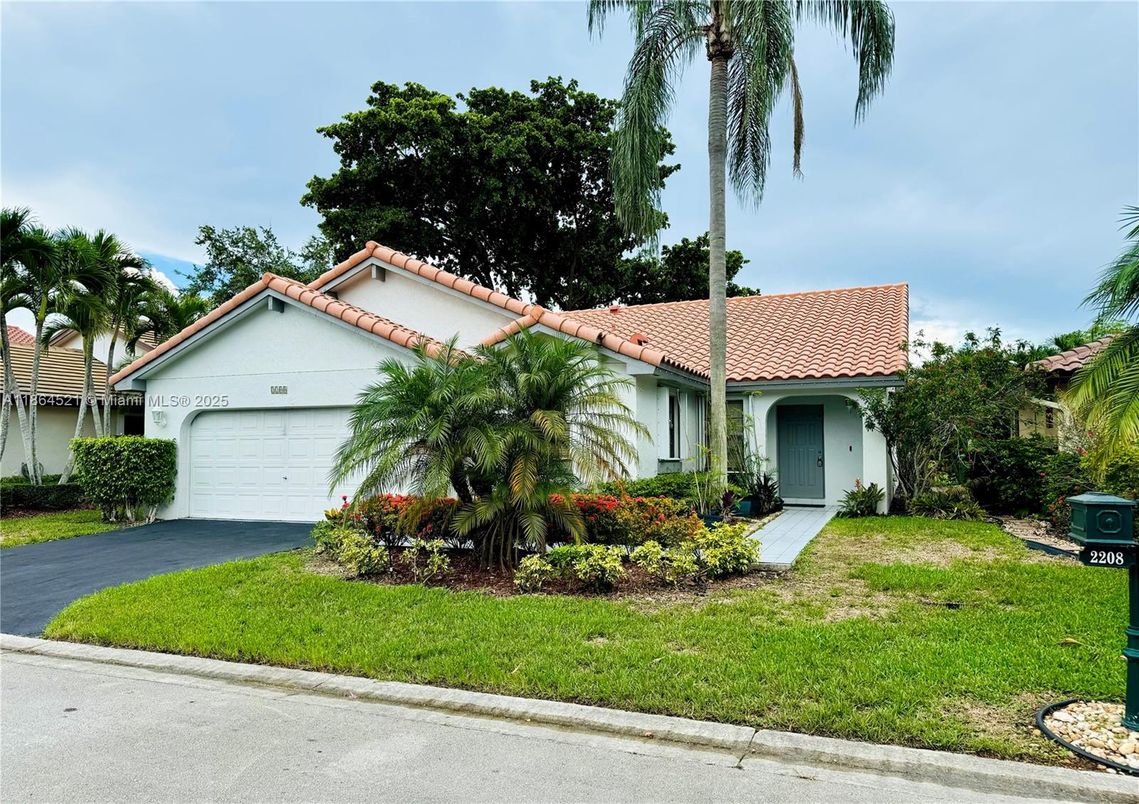 Attached, Exterior, Facade, Spanish Mediterranean