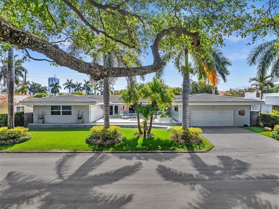 Attached, Exterior, Facade, Ranch