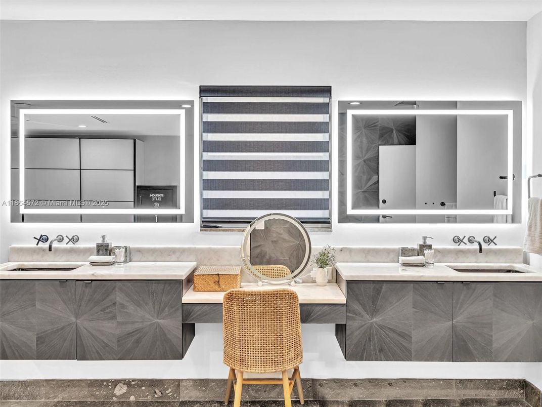 Bathroom, Dual Sink Vanities, Interior, Recessed Lighting