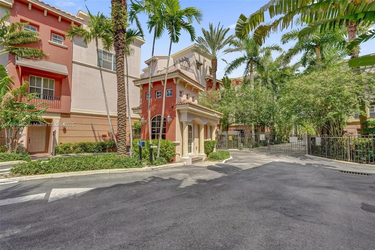 Exterior, Facade, Mediterranean