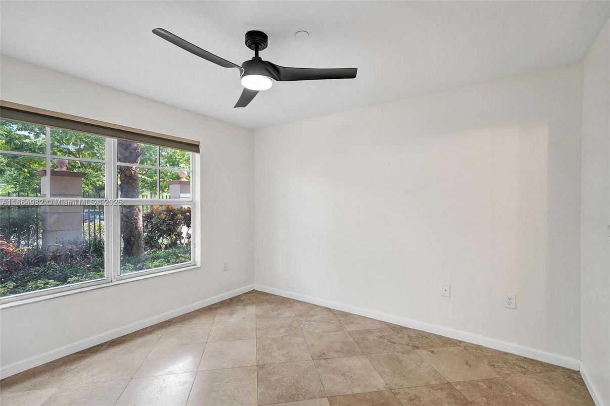 Empty room, Interior