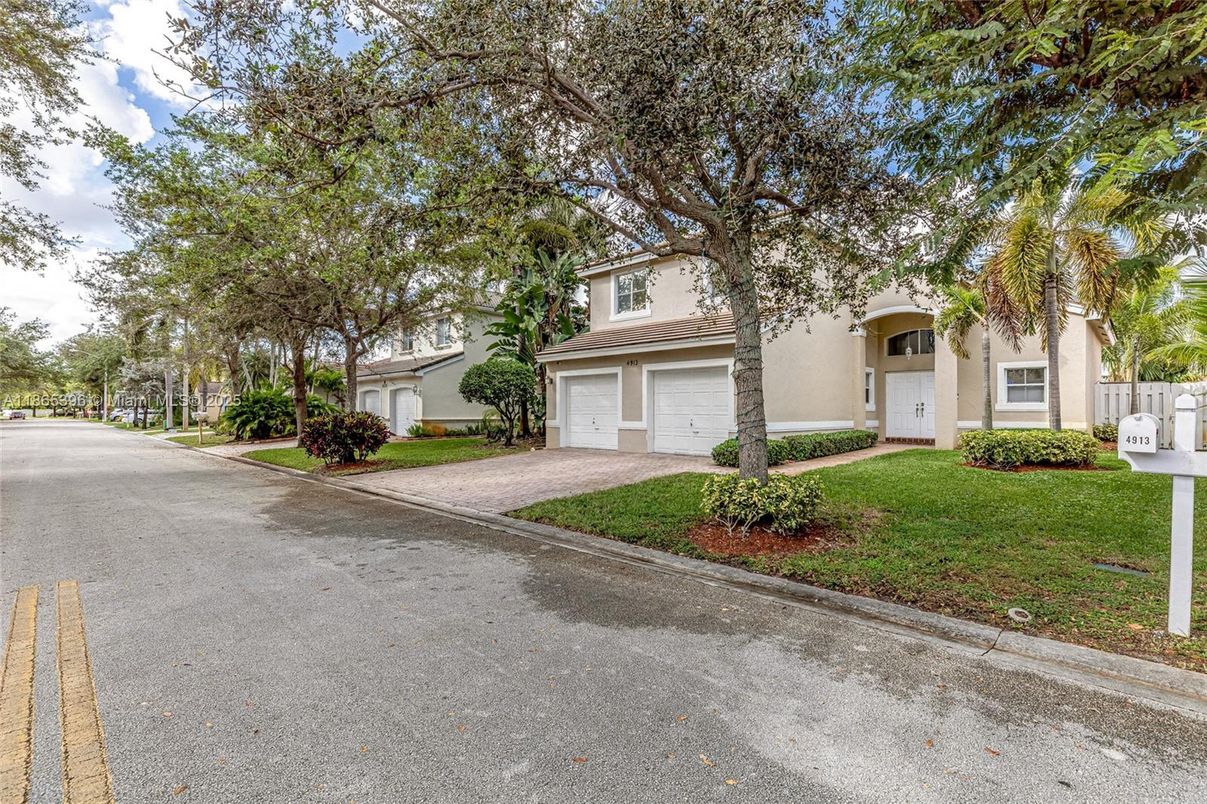 Attached, Exterior, Facade, Mediterranean