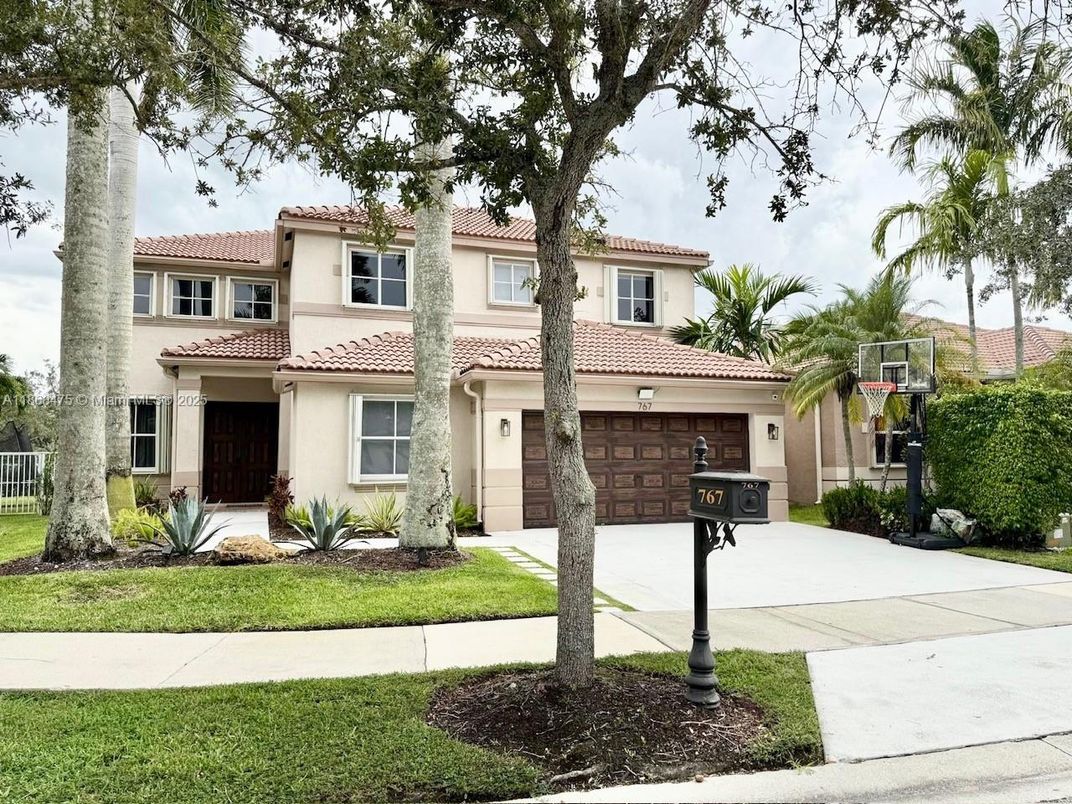 Attached, Exterior, Facade, Mediterranean