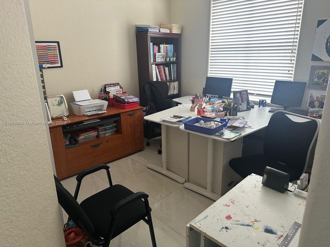 Home Office, Interior