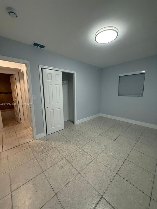 Empty room, Interior