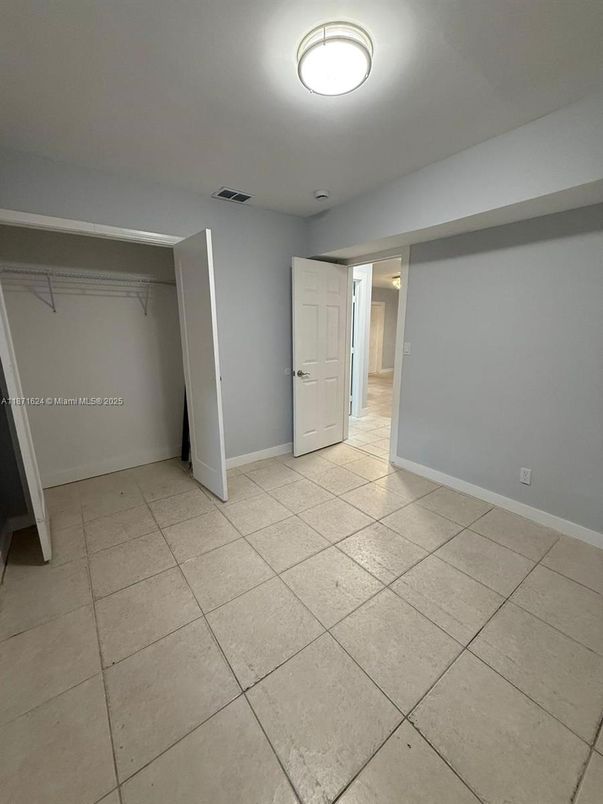 Empty room, Interior