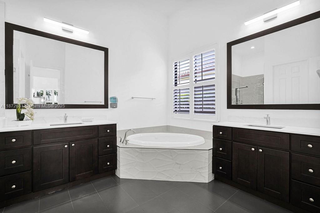 Bathroom, Dual Sink Vanities, Interior