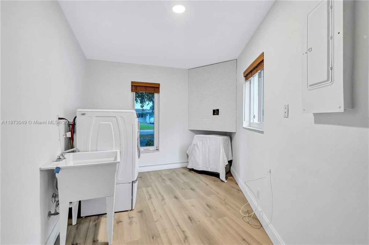 Interior, Recessed Lighting, Wood Texture Flooring