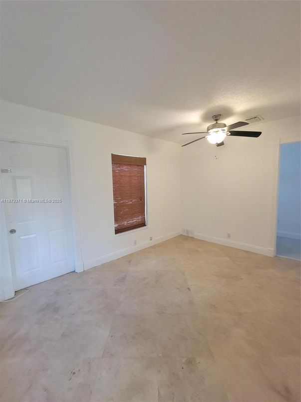 Empty room, Interior