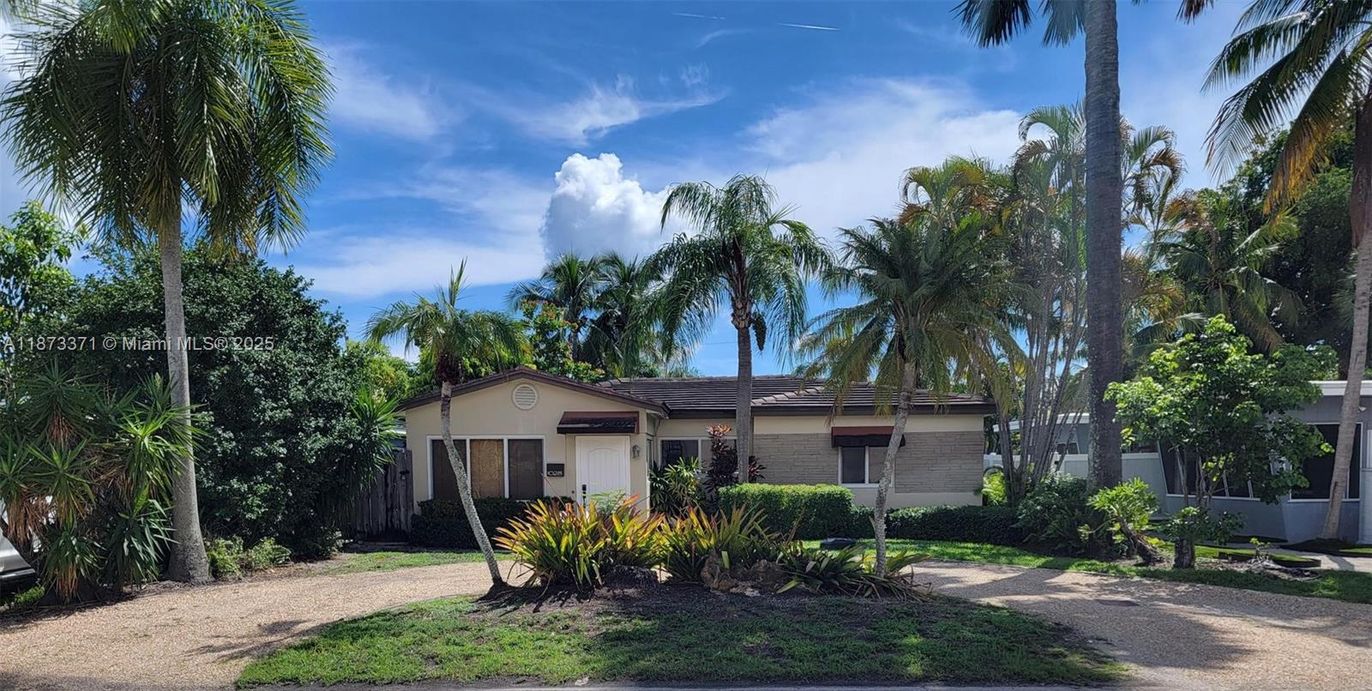 Backyard, Exterior, Facade, Ranch