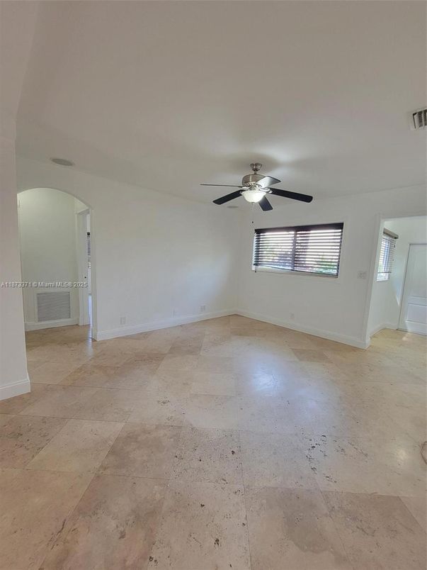 Empty room, Interior