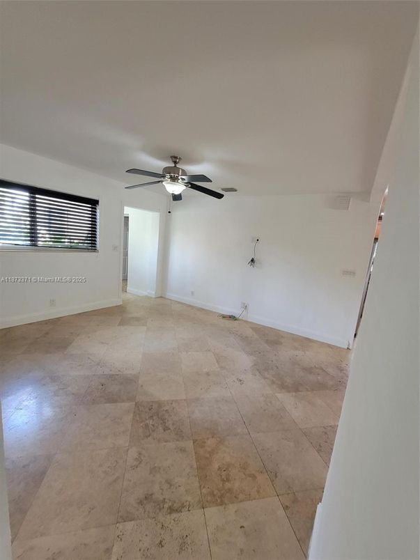 Empty room, Interior