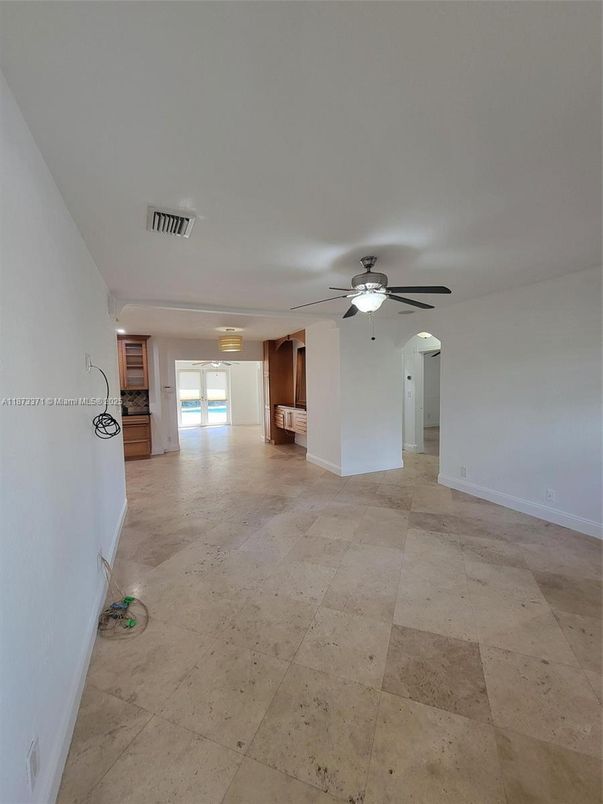 Empty room, Interior