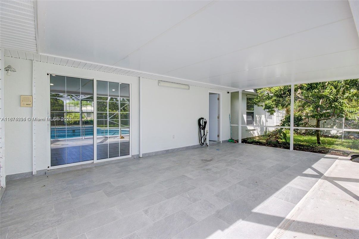 Empty room, Interior