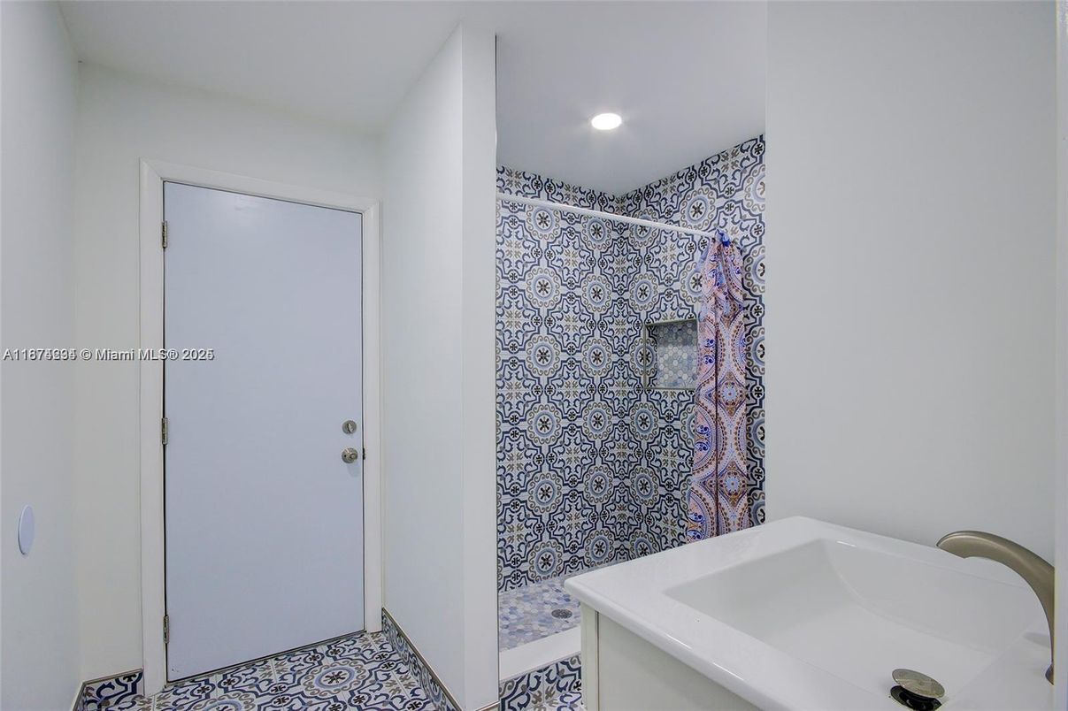 Bathroom, Interior, Recessed Lighting