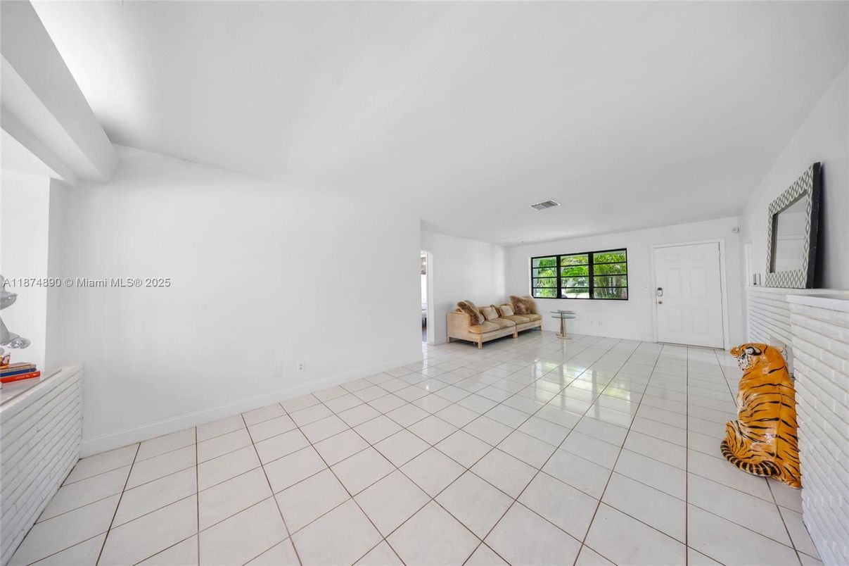 Empty room, Interior